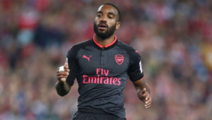 Нападающий " Арсенала" Ляказетт в ближайший месяц не сыграет.